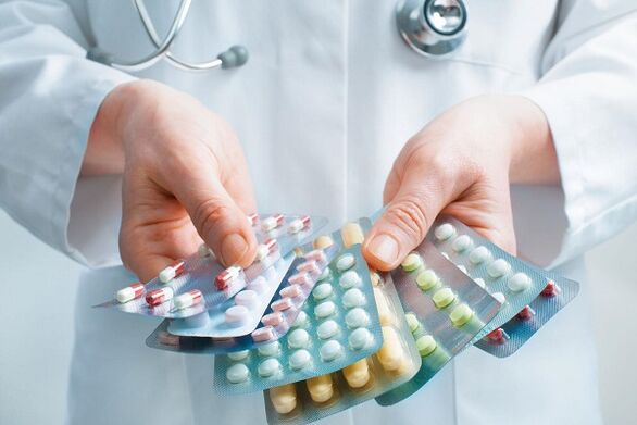 Zdravnik predpisuje antibiotike za zdravljenje prostatitisa